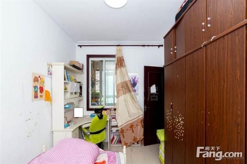 飞龙路与泰山路交叉口金梅花园两室两厅拎包入住