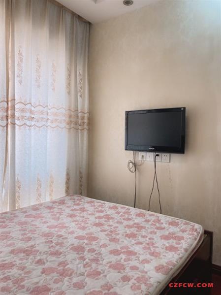 盛世名门，1室2厅实木地板，精装电梯房，厅室分离，水电燃气民用，配套齐全